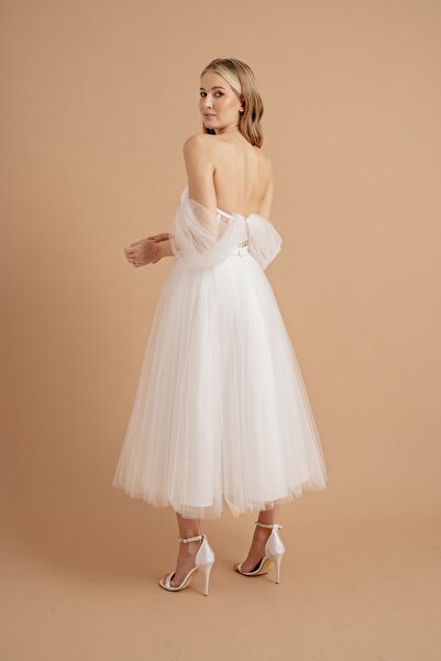 Lenta Moda Tylové večerní a večerní šaty střední délky s bílými splývavými a vyšívanými krajkovými detaily