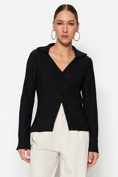 Trendyol Collection Schwarzes Strickhemd mit ausgestellten Ärmeln und Falten und Knöpfen TWOSS23GO00165
