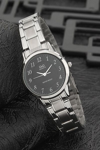 Q&Q Women's Minimal Retro Metal Cord Wristwatch