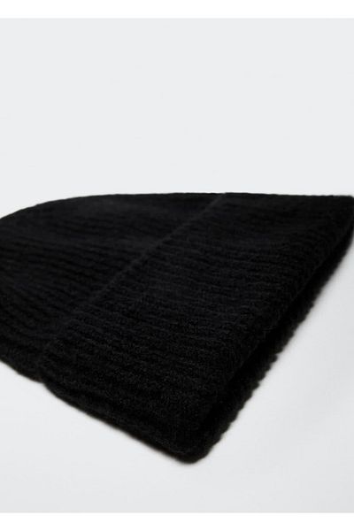 MANGO Woman Strickmütze aus Gummi