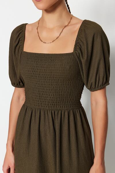 Trendyol Collection Midi pletené šaty khaki color skater - čtvercový límec a balónový rukáv detail TWOSS22EL1088