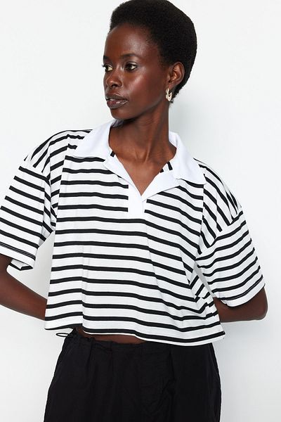 Trendyol Collection Schwarz gestreiftes, entspanntes/weites, entspannt geschnittenes, kurz geschnittenes Strick-T-Shirt mit Polokragen TWOSS23TS00026