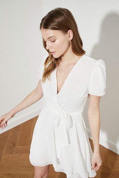 Trendyol Collection Bílé dvouřadé šifonové mini tkané šaty TWOSS21EL1202