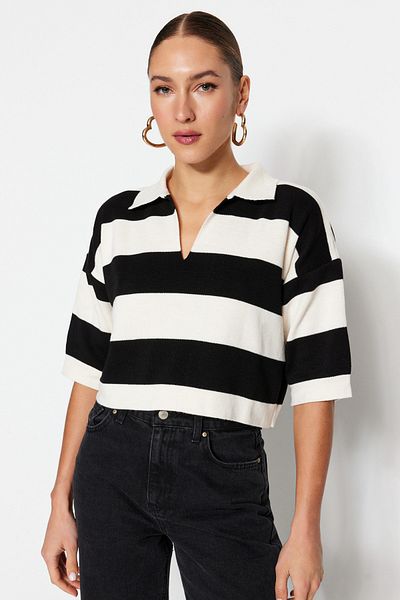 Trendyol Collection Schwarzer, schmaler Strickpullover mit Crop-Polokragen und Basic-Streifen TWOSS23KZ00010
