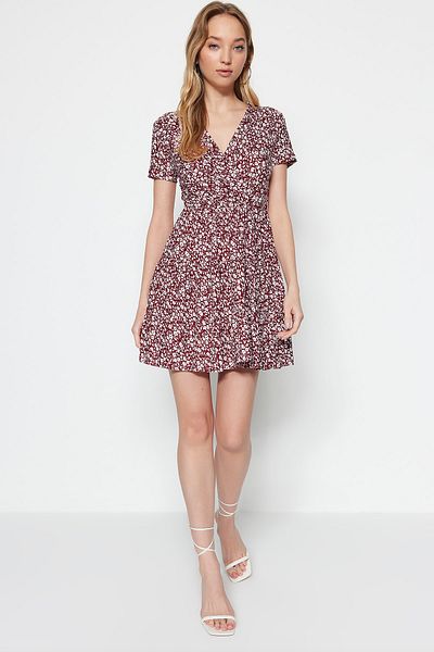 Trendyol Collection Burgunderrot bedrucktes, zweireihiges Mini-Strickkleid mit flexiblem Ausschnitt TWOSS21EL0241