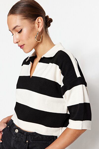 Trendyol Collection Schwarzer, schmaler Strickpullover mit Crop-Polokragen und Basic-Streifen TWOSS23KZ00010