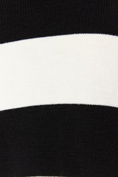 Trendyol Collection Schwarzer, schmaler Strickpullover mit Crop-Polokragen und Basic-Streifen TWOSS23KZ00010
