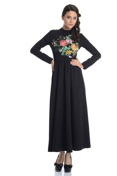Kübra Tekin Siyah Nakış İşlemeli Elbise