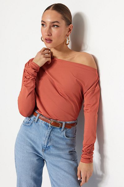 Trendyol Collection Fließende, dehnbare Strickbluse mit asymmetrischem Kragen in Zimtfarben TWOAW21BZ1383