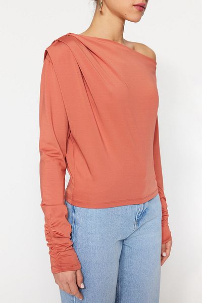 Trendyol Collection Fließende, dehnbare Strickbluse mit asymmetrischem Kragen in Zimtfarben TWOAW21BZ1383