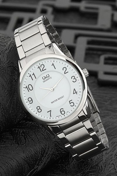 Q&Q Men's Retro Metal Cord Wrist Watch