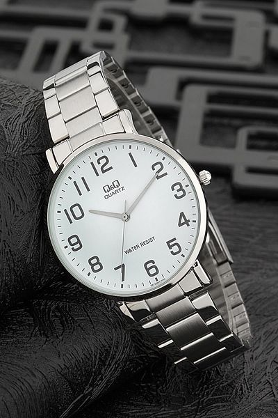 Q&Q Men's Retro Metal Cord Wrist Watch