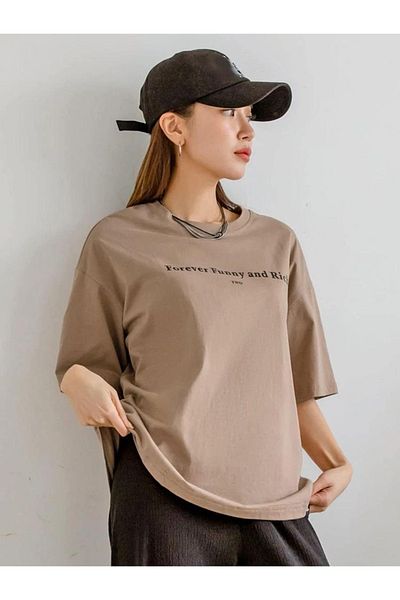 MOONBULL Übergroßes beiges, lustiges und reich bedrucktes T-Shirt