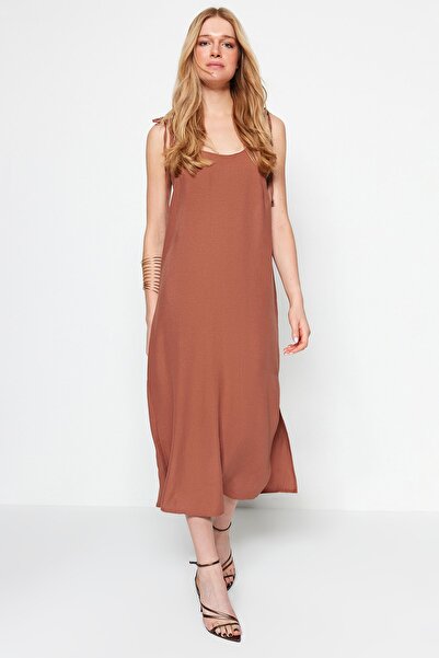Trendyol Collection Hnědé Maxi tkané šaty s rovným střihem a rozparkem TWOSS23EL00413