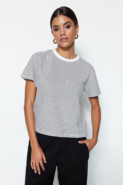 Trendyol Collection Czarny T-shirt z dzianiny w paski premium premium o regularnym/normalnym wzorze w kolorze ecru TWOSS23TS00043