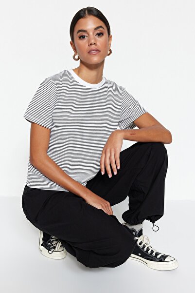 Trendyol Collection Μαύρο εκρού ριγέ Premium Μπλουζάκι με κανονικό/κανονικό σχέδιο με λαιμόκοψη TWOSS23TS00043