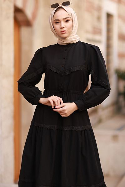 InStyle Šaty s balonovým rukávem Guipure – černé