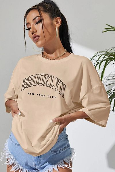 MODAGEN Γυναικείο μπλουζάκι Oversize σε μπεζ Brooklyn printed