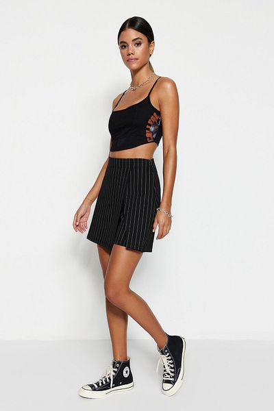 Trendyol Collection Schwarzer eleganter gestreifter Mini-Shorts-Rock mit hoher Taille aus Strick TWOSS23SR00076
