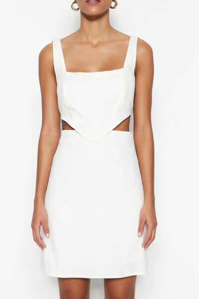 Trendyol Collection Biała sukienka z bawełny z dekoltem w kształcie litery A, z podszewką i kwadratowym kołnierzem, model TWOSS23EL00596