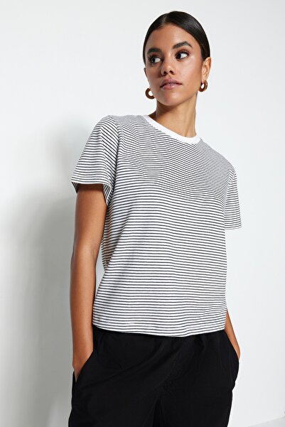 Trendyol Collection Μαύρο εκρού ριγέ Premium Μπλουζάκι με κανονικό/κανονικό σχέδιο με λαιμόκοψη TWOSS23TS00043