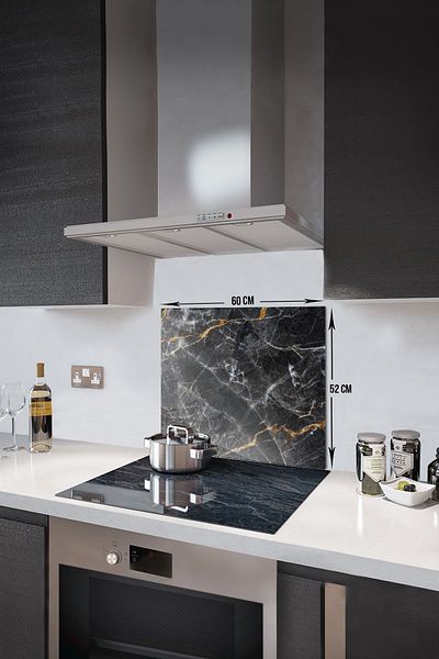 Decorita Protector de spate pentru aragaz din sticla |   Aspect de marmură neagră cu detaliu maro |   52 cm X 60 cm