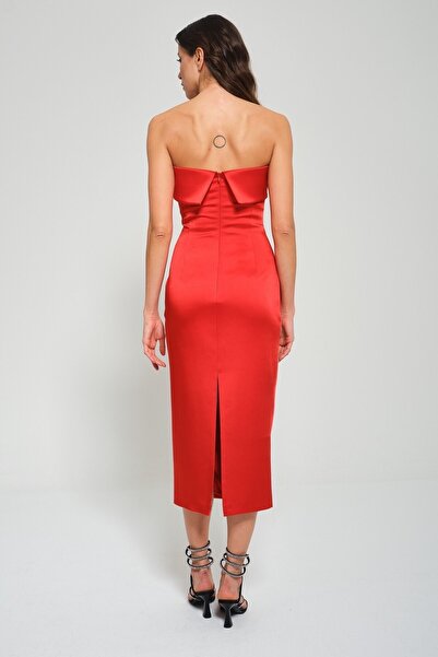 TARA COŞKUNTUNCEL Kırmızı Straplez Saten Midi Elbise