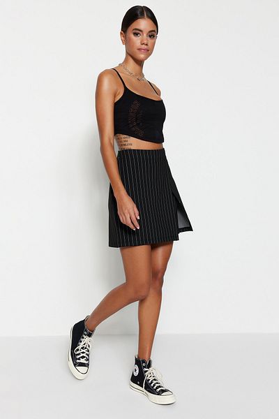 Trendyol Collection Schwarzer eleganter gestreifter Mini-Shorts-Rock mit hoher Taille aus Strick TWOSS23SR00076