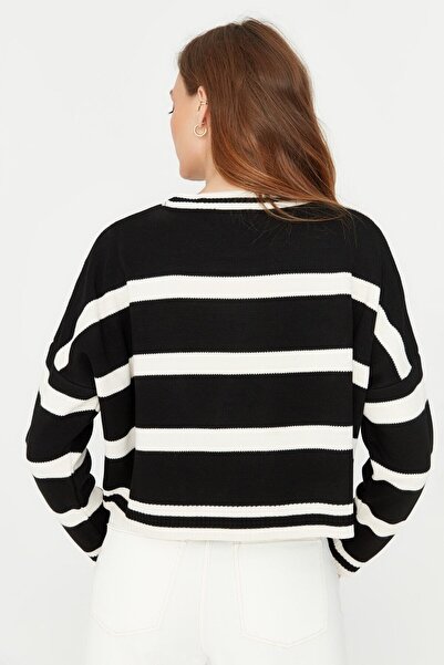 Trendyol Collection Schwarzer kurzer Strickpullover mit Streifen TWOAW23KZ00205