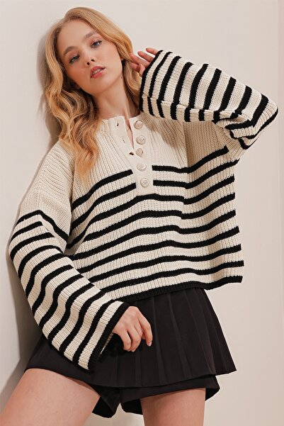 Trend Alaçatı Stili سترة نسائية كريمية برقبة دائرية وأزرار أمامية ذهبية مخططة ALC-X9750