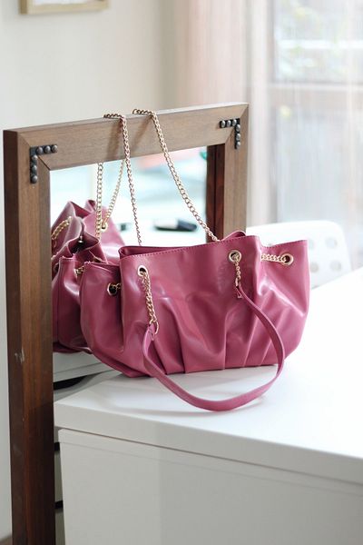 Moom Bag Γυναικεία φούξια τσάντα ώμου με μαλακή αλυσίδα με λεπτομέρειες