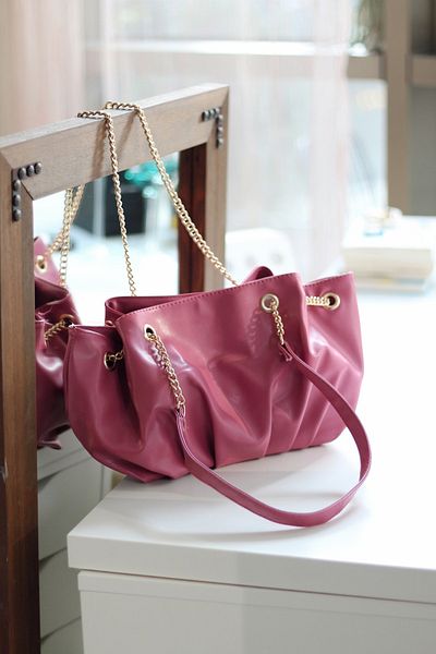 Moom Bag Γυναικεία φούξια τσάντα ώμου με μαλακή αλυσίδα με λεπτομέρειες