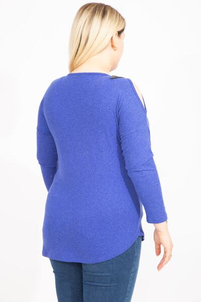 Şans Жіноча блуза великого розміру з одним плечем, декольте та каменями 65n35426