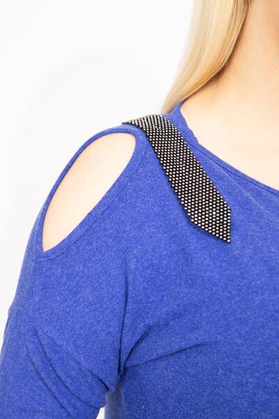 Şans Жіноча блуза великого розміру з одним плечем, декольте та каменями 65n35426