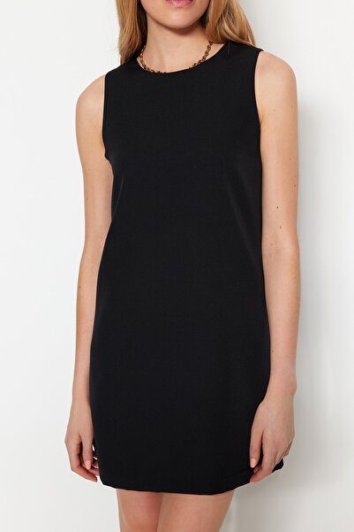 Trendyol Collection Schwarzes, gerade geschnittenes, ärmelloses Mini-Webkleid mit Rundhalsausschnitt TWOSS19FG0063