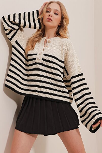 Trend Alaçatı Stili سترة نسائية كريمية برقبة دائرية وأزرار أمامية ذهبية مخططة ALC-X9750