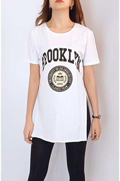 OYYA تي شيرت نسائي أبيض مطبوع عليه نص بروكلين بفتحة جانبية Yy100740