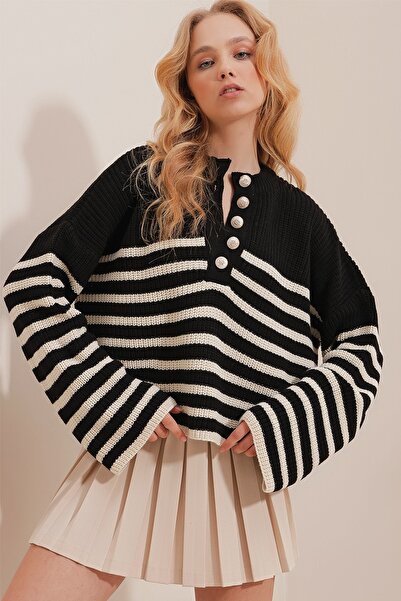 Trend Alaçatı Stili سترة نسائية سوداء برقبة دائرية وأزرار أمامية ذهبية مخططة ALC-X9750