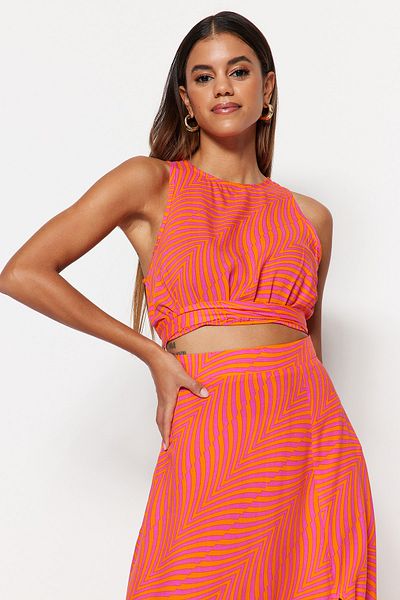 Trendyol Collection Orangefarbene Bluse aus gewebter Viskose mit geometrischem Muster TWOSS23BZ00046