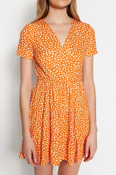 Trendyol Collection Pomarańczowa, dwurzędowa, mini, elastyczna sukienka z dzianiny z nadrukiem TWOSS21EL0241