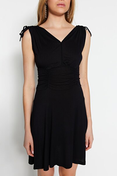 Trendyol Collection Rochie neagră tricotată mini elastică din viscoză cu talie deschisă/patinaj cu decolteu în V TWOSS23EL00634