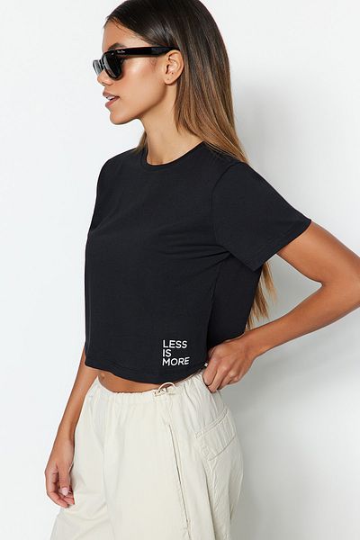Trendyol Collection Fekete 100% pamut szlogen nyomtatott Crop Crew Neck kötött póló TWOSS23TS00125