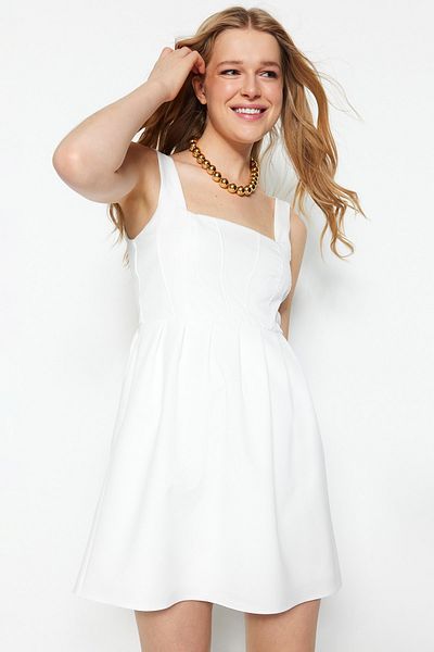 Trendyol Collection Weißes Minikleid aus Webstoff mit eckigem Kragen, Riemchenvolants und Taillenöffnung TWOSS23EL00601