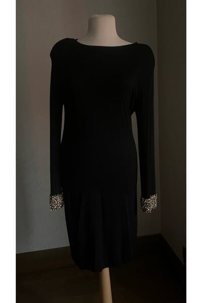 Kübra Tekin Vatkalı Işlemeli Siyah Triko Midi Elbise