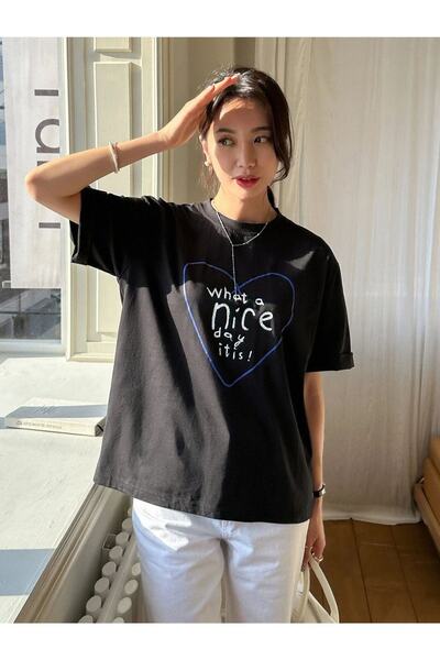 Benisengiydir Γυναικείο μπλουζάκι με λαιμόκοψη σε μαύρο Nice Day