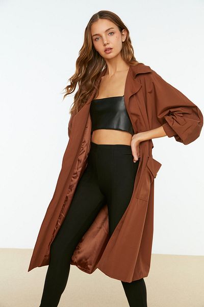 Trendyol Collection Brauner, langer, übergroßer Trenchcoat mit Kordelzug in der Taille und Gürteldetail TWOSS20TR0010