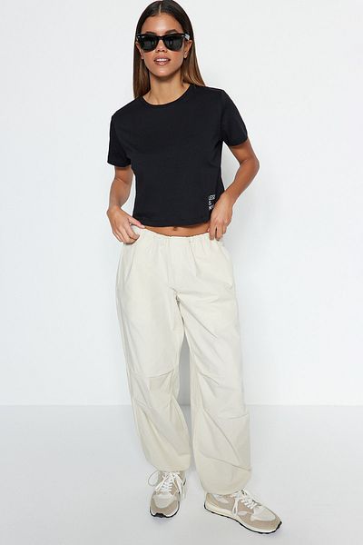 Trendyol Collection Fekete 100% pamut szlogen nyomtatott Crop Crew Neck kötött póló TWOSS23TS00125