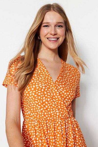 Trendyol Collection Orange bedrucktes, zweireihiges, dehnbares Mini-Strickkleid mit zweireihigem Ausschnitt TWOSS21EL0241