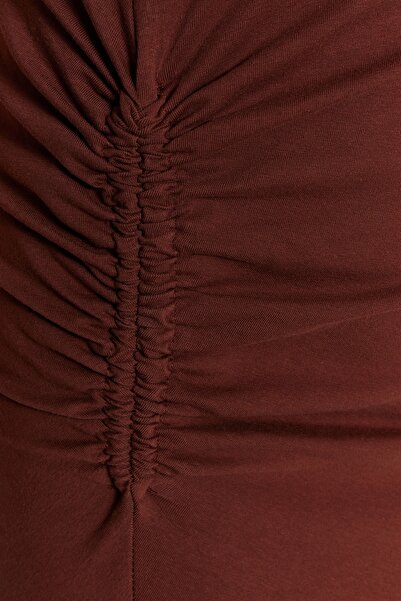 Trendyol Collection Hnědá ohlávka ke krku volán s rozparkem Detailně vypasované bavlněné elastické midi šaty TWOSS23EL00425