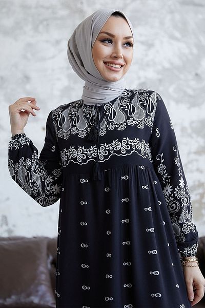 InStyle Gemustertes Viskosekleid von Selva mit Quasten auf der Vorderseite – Schwarz